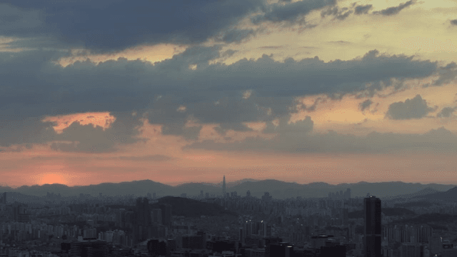 다채로운 구름과 함께한 도시의 일출