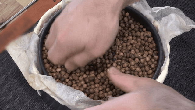 베이킹 틀에서 콩을 눌러주는 제빵사