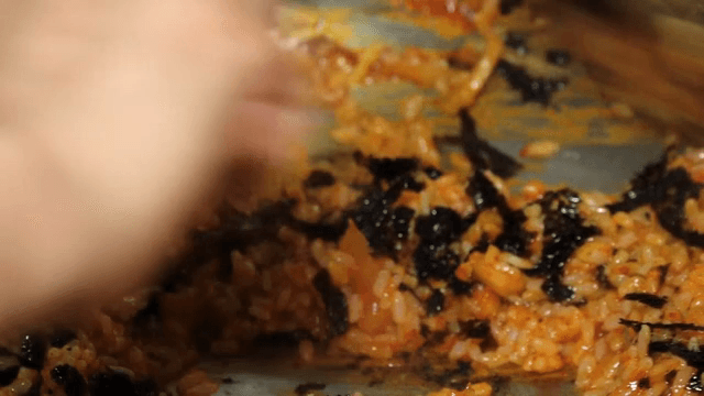 팬에 밥과 김을 볶는 모습