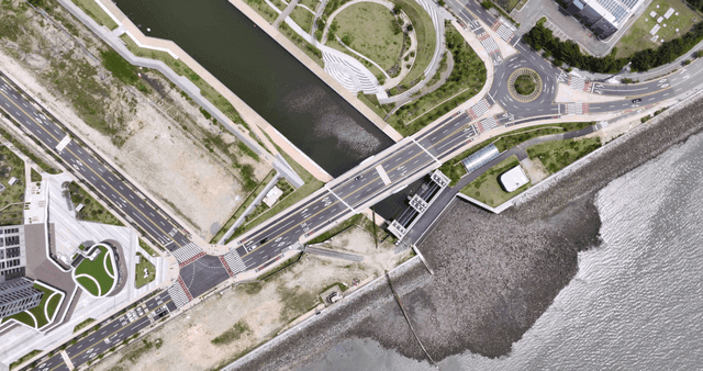 도로가 있는 해안 도시의 항공 뷰