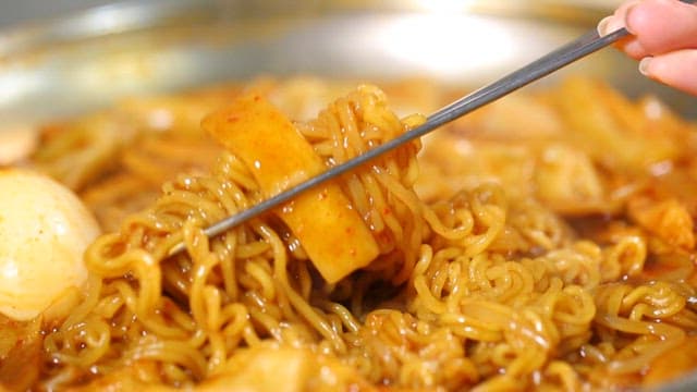 매콤한 라볶이 한 젓가락