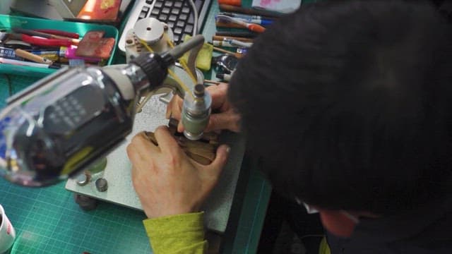 작업장에서 정밀한 기술을 선보이는 장인