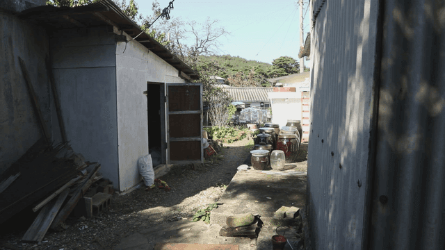 전통 항아리가 있는 시골 주택