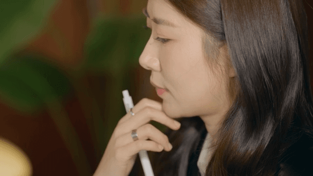 실내에서 깊은 생각에 잠긴 여성