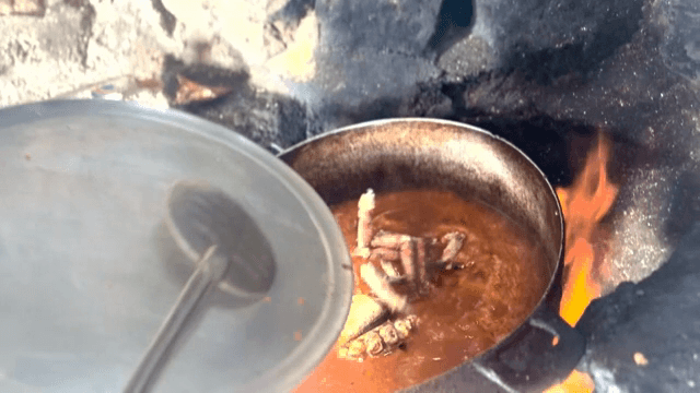 게 다리가 끓는 스튜에 추가되는 장면