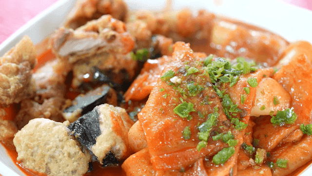 Fried seaweed rolls and spicy tteokbokki