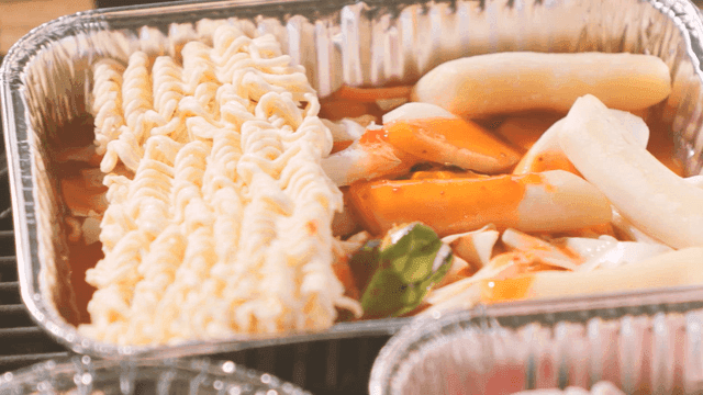 Korean tteokbokki with ramen in a tray