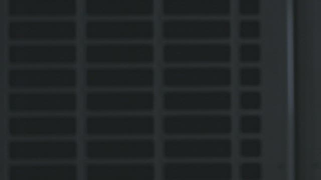 밤에 어두운 곳을 지나가는 교복 입은 학생