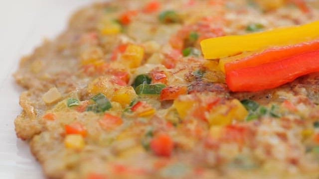 접시에 담긴 가지로 만든 또땅딸롱