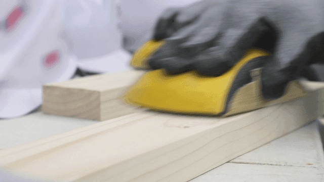 정교하게 나무를 샌딩하는 모습