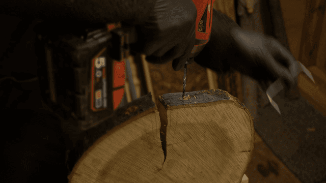 작업장에서 드릴로 목공 작업하는 장인