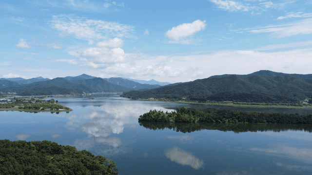 Tranquil lake surrounded by mountains.