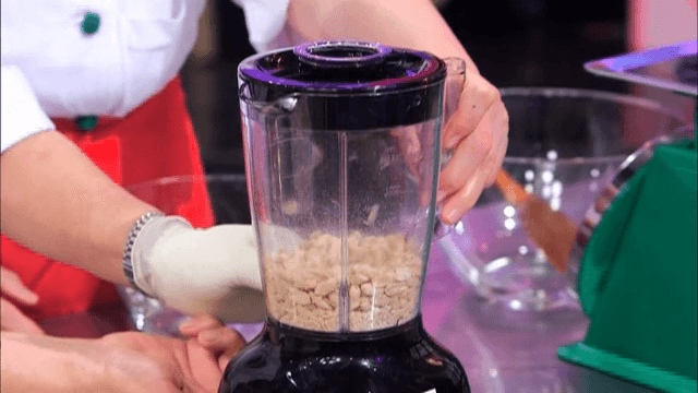 주방에서 믹서기로 가는 견과류