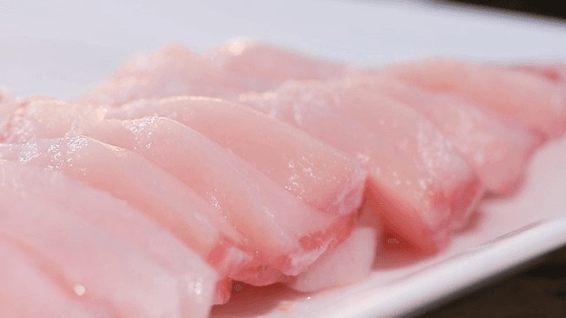 접시에 담긴 신선한 생선회