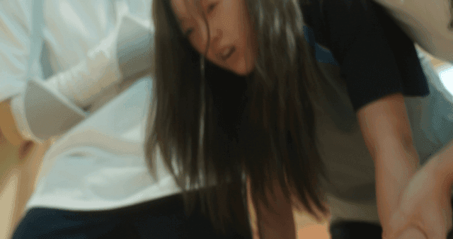 부축해주는 친구들