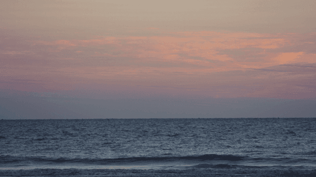 분홍빛 하늘 아래 잔잔한 바다