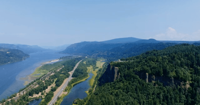 푸른 산을 흐르는 아름다운 강