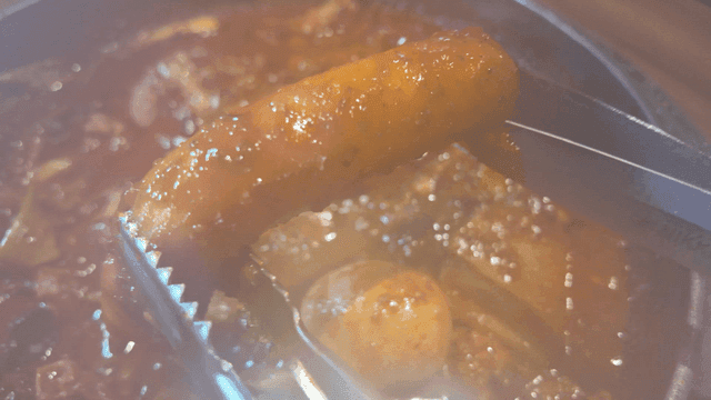 Spicy chicken jjagal-i cice cake cutting scissors