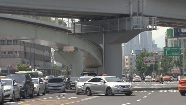 육교 아래 붐비는 시내 교통