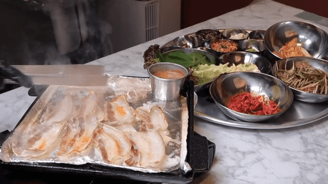 Sizzling frozen pork belly and various side dishes
