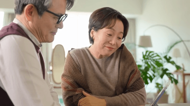노부부가 함께 태블릿을 즐기는 모습
