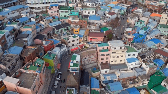 다채로운 언덕 마을과 밀집한 주택