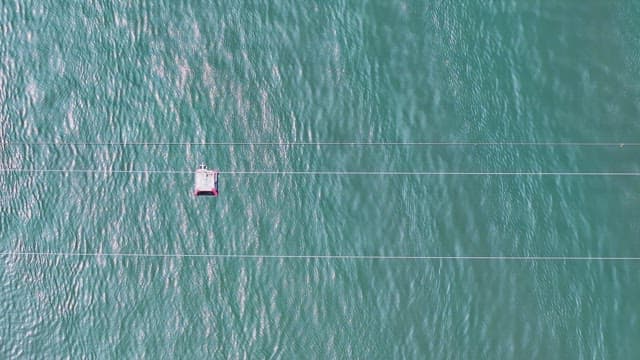 넓은 바다 위를 이동하는 케이블카