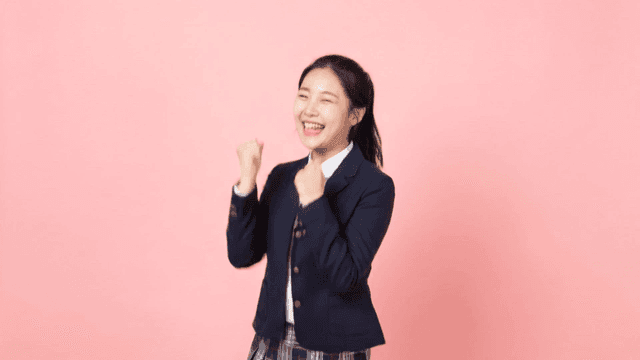 교복을 입고 화이팅하는 여학생
