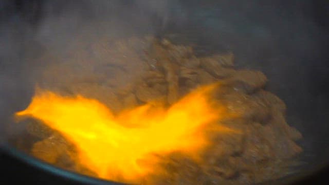 가스 불과 토치로 굽는 소고기