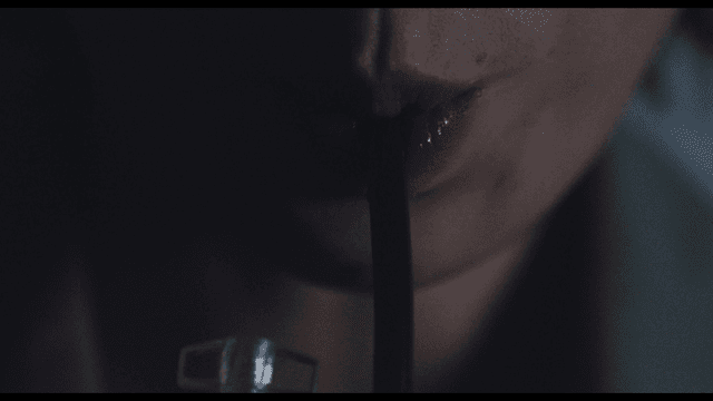 혈액팩의 피를 빨대로 마시고 있는 여성 클로즈업