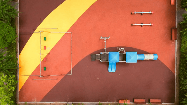 나무로 둘러싸인 색색의 놀이터