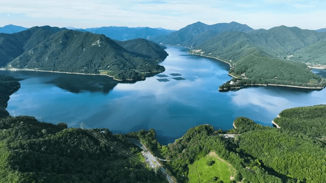 푸른 산으로 둘러싸인 고요한 호수