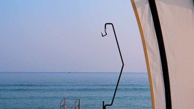 이른 아침 텐트 입구에서 본 아름다운 해변 풍경