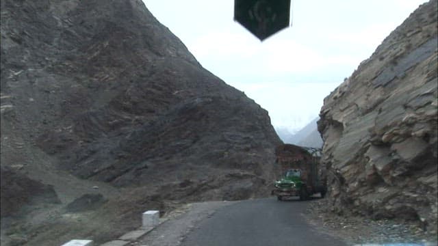 산악 지형을 통과하는 운전