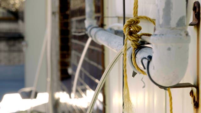 건물 외관에 있는 파이프 배관