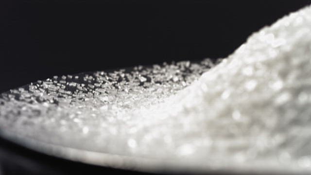 표면에 빛나는 흰색 결정 알갱이들