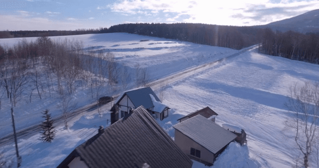 눈 덮인 산길을 달리는 자동차