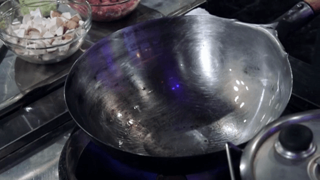 스토브 위의 웍에서 활활 타오르는 불