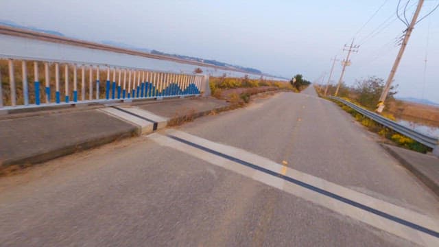 해질녘 시골길과 습지 풍경