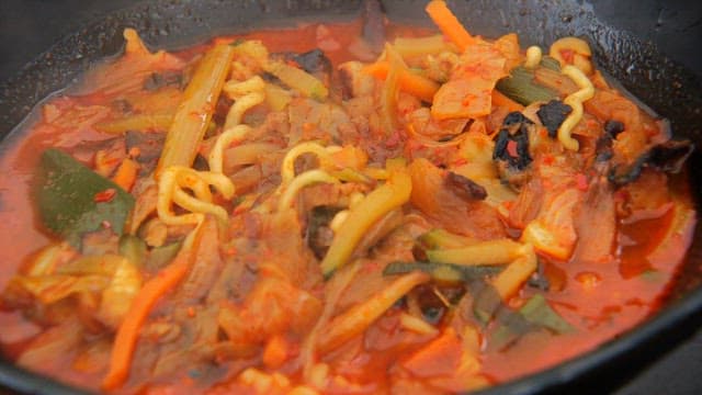 매콤한 짬뽕라면과 바삭한 돼지고기 탕수육