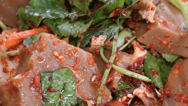 야채와 함께한 한국식 도토리묵 무침