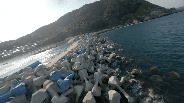 방파제와 언덕이 있는 해안 풍경