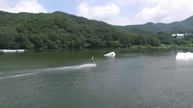경치 좋은 호수에서 웨이크보딩