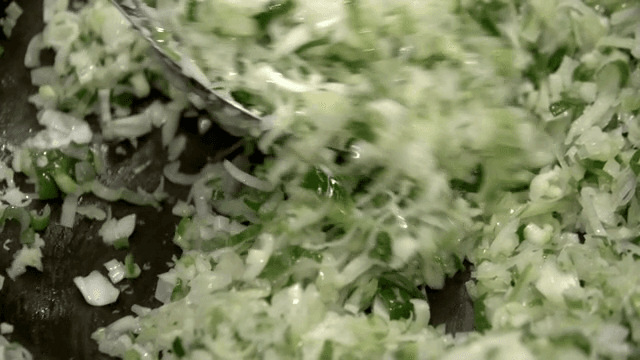 볶아지는 다진 채소