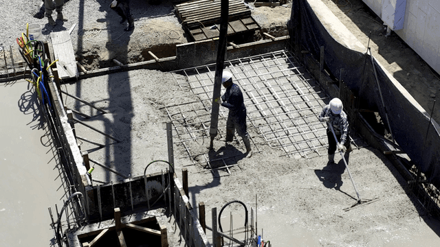 콘크리트를 붓는 건설 작업자들