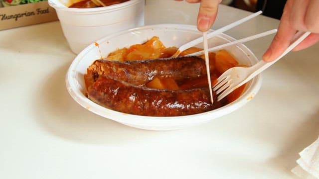 시장에서 사온 소시지와 다양한 간식을 먹는 모습