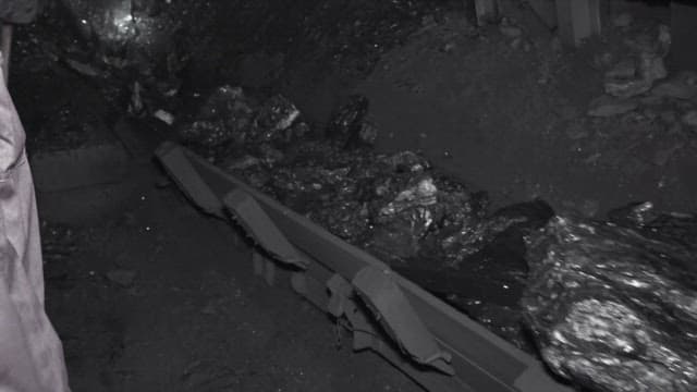 탄광에서 석탄을 운송하는 컨베이어 시스템