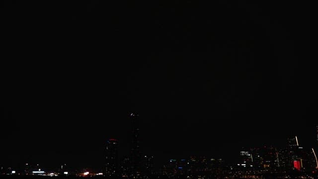 도시 스카이라인 위의 불꽃놀이