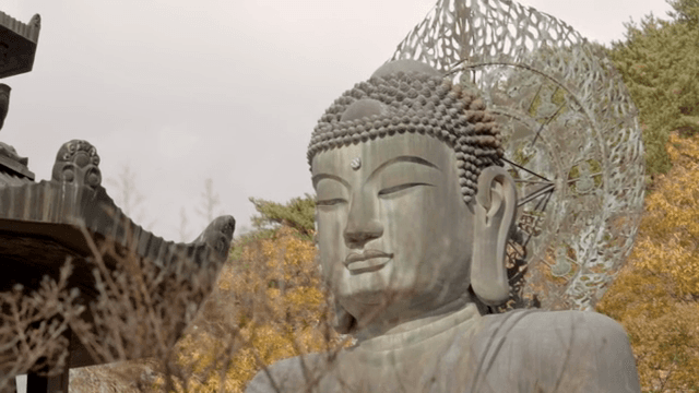 고요한 산속의 큰 불상