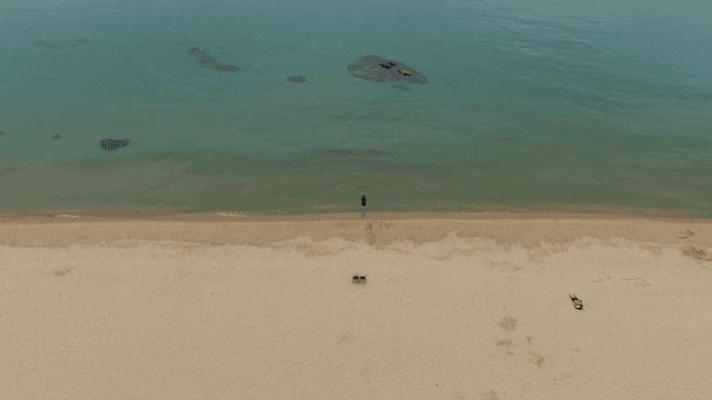맑은 물이 있는 고요한 해변